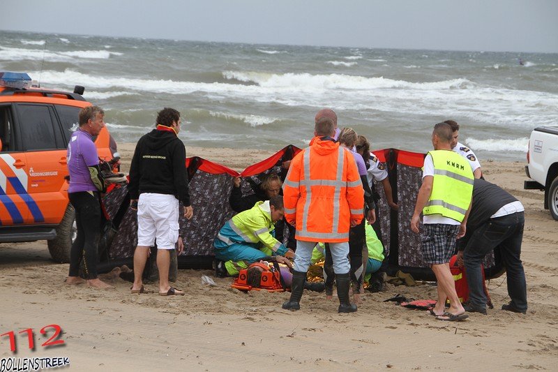 Kiter hard gevallen op strand Katwijk