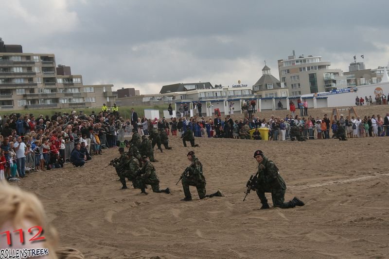 NRB en KNRM assisteren bij aankomst André Kuipers strand Noordwijk