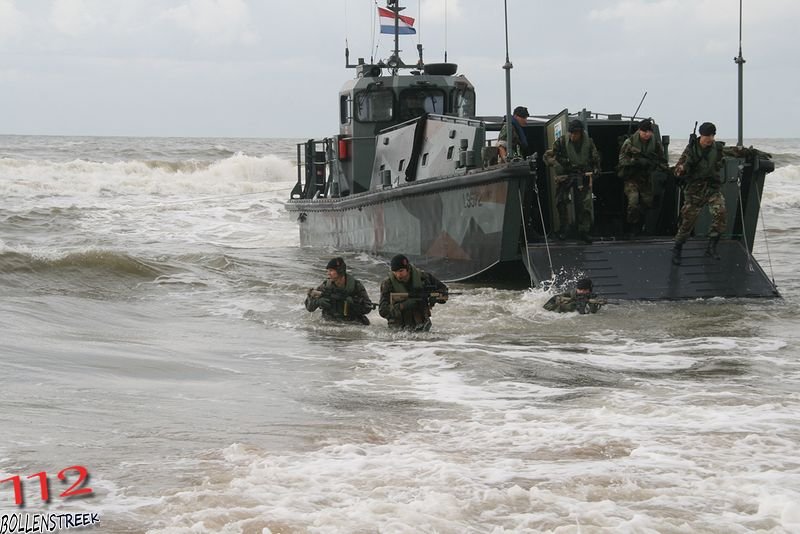 NRB en KNRM assisteren bij aankomst André Kuipers strand Noordwijk