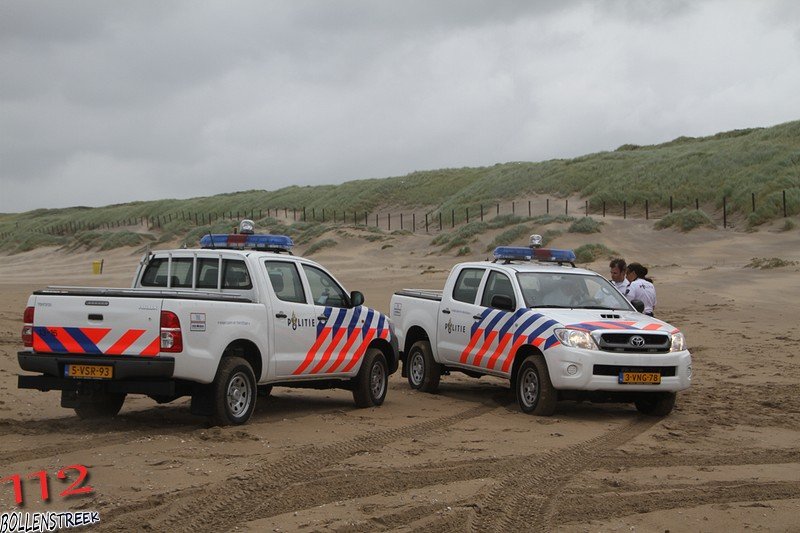 Kiter hard gevallen op strand Katwijk