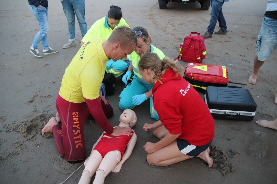 Grote oefening strand Katwijk