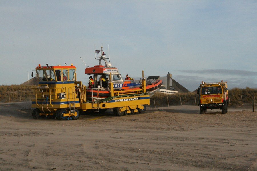 Surfer in problemen  Katwijk