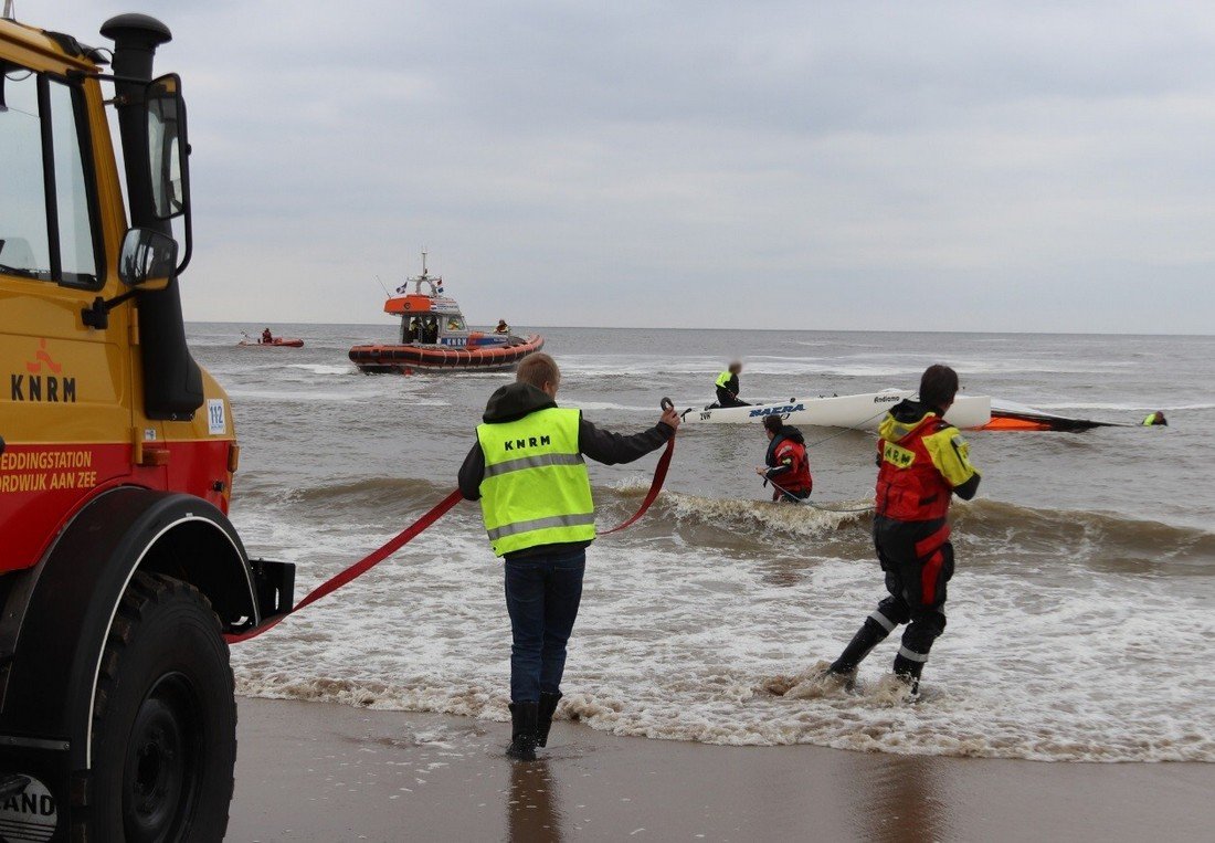 Inzet KNRM Noordwijk voor een catamaran met gebroken mast