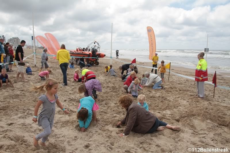 Interpolis deelt samen met de NRB 06-polsbandjes uit in Noordwijk