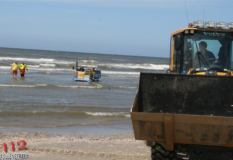 Inzet  NRB en KNRM  voor vastgelopen rupsvoertuig Langevelderslag Noordwijk