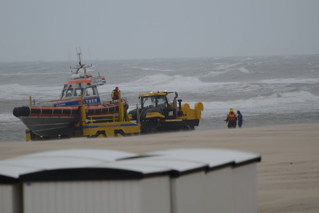 Kitesurfer in problemen Katwijk