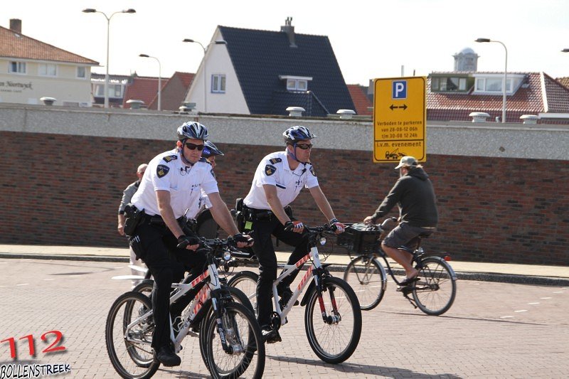 NRB en KNRM assisteren bij aankomst André Kuipers strand Noordwijk