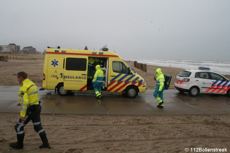 KNRM assistentie voor ambulance strand Noordwijk