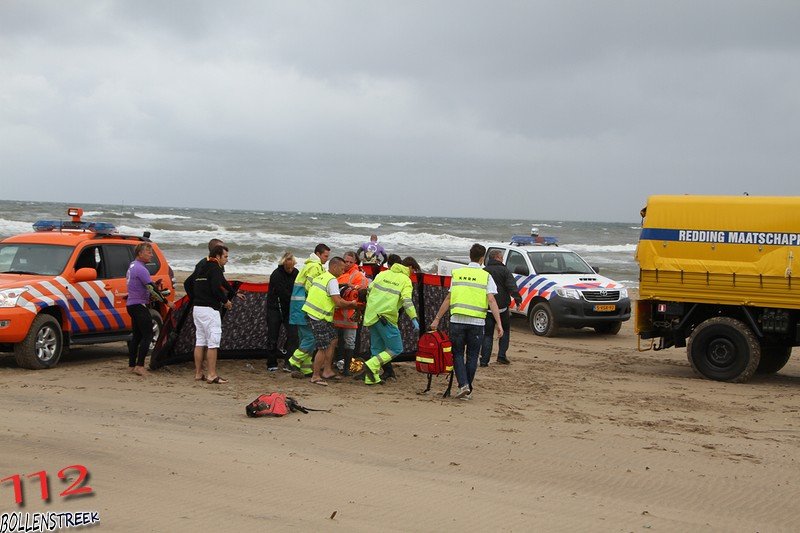 Kiter hard gevallen op strand Katwijk