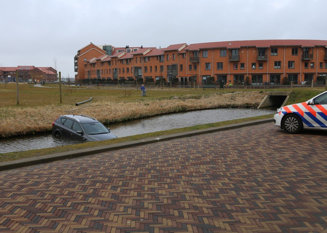 Auto rolt water in Via Antiqua Noordwijkerhout