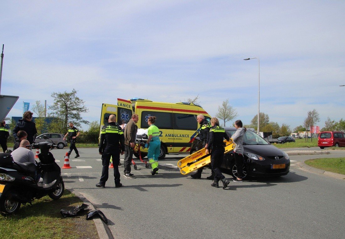 Ongeval auto/scooter Arnoudstraat in Hillegom