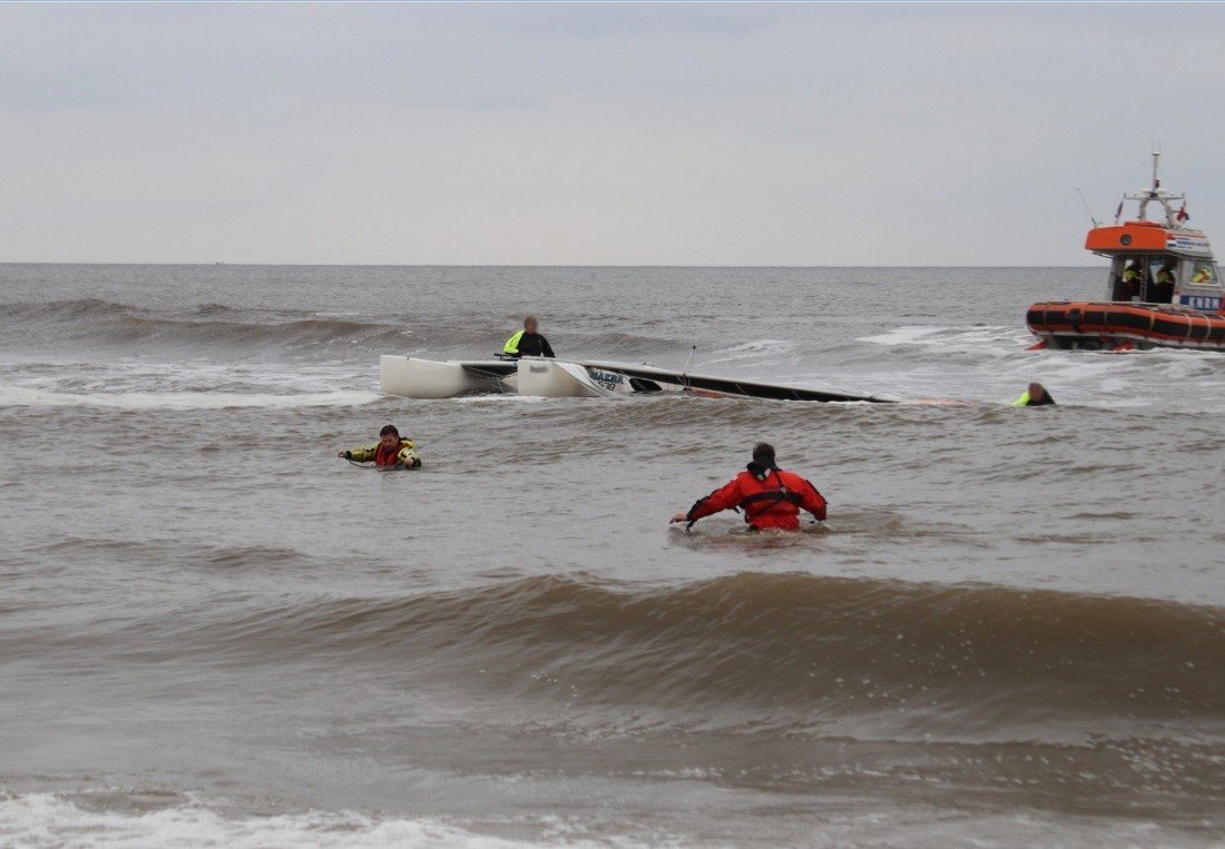 Inzet NRB voor een catamaran met gebroken mast Noordwijk