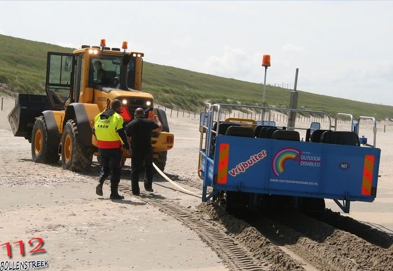 Inzet  NRB en KNRM  voor vastgelopen rupsvoertuig Langevelderslag Noordwijk