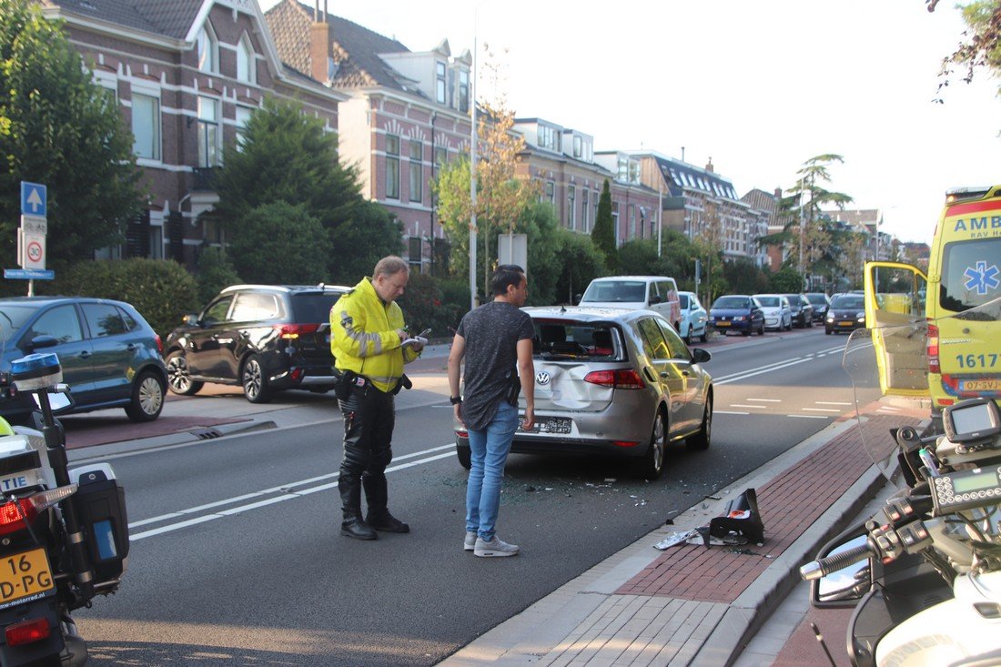 Scooter duikt in kofferbak auto Weeresteinstraat Hillegom