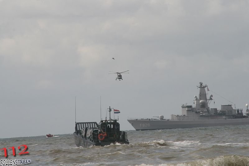 NRB en KNRM assisteren bij aankomst André Kuipers strand Noordwijk