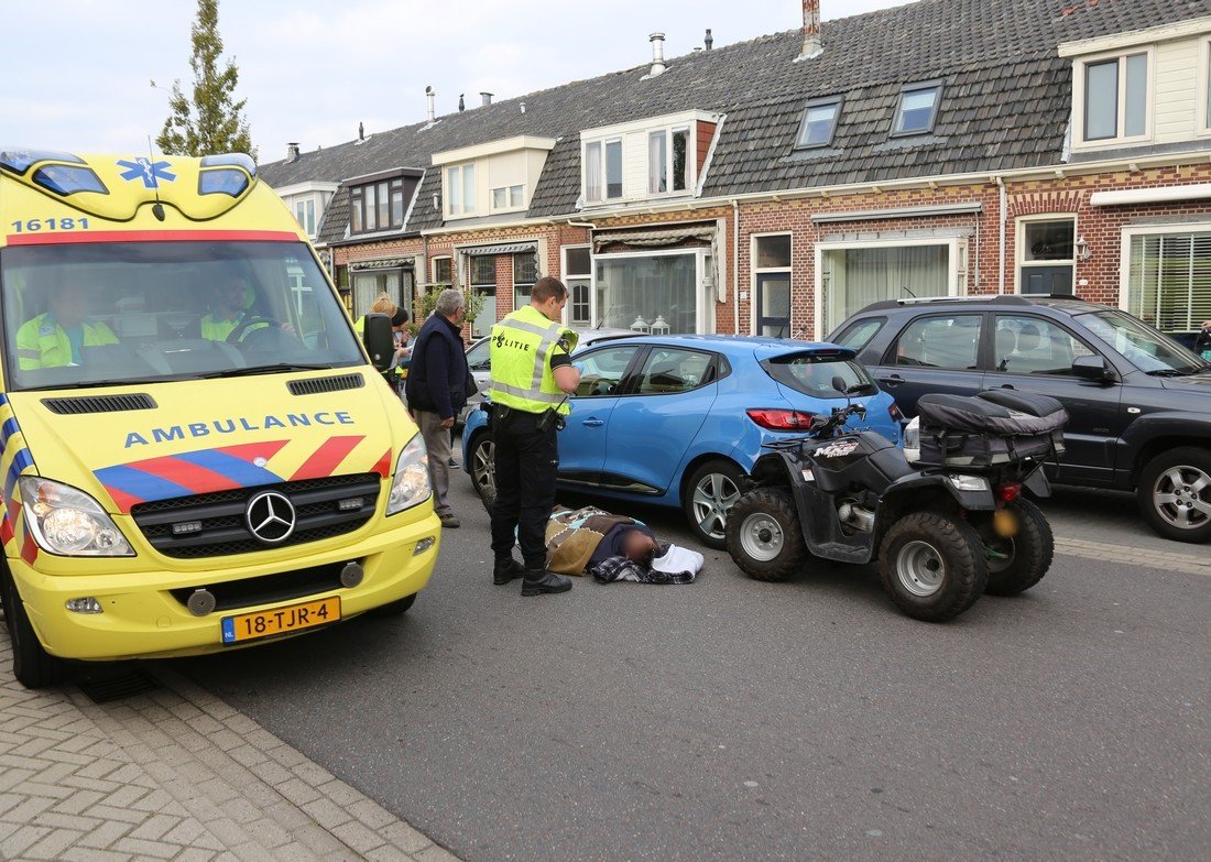 Quadrijder klapt op voorligger Brouwerstraat Rijnsburg