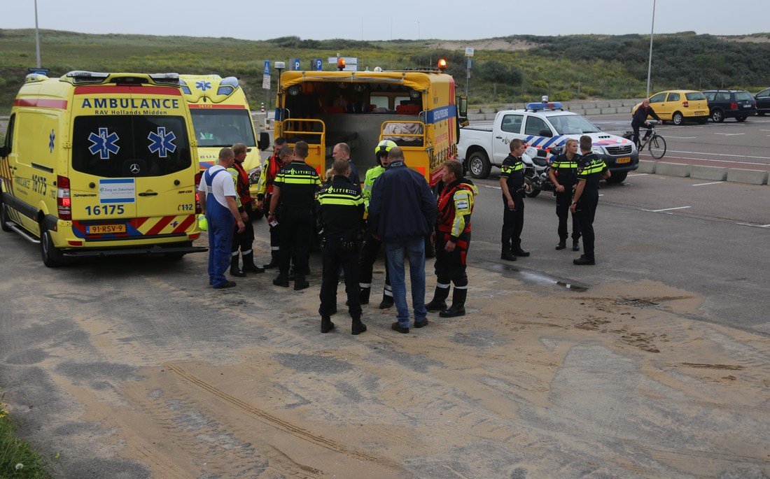 Vrouw in zee gered door KNRM Katwijk