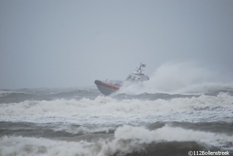 KNRM Katwijk oefent bij harde wind en hoge golven