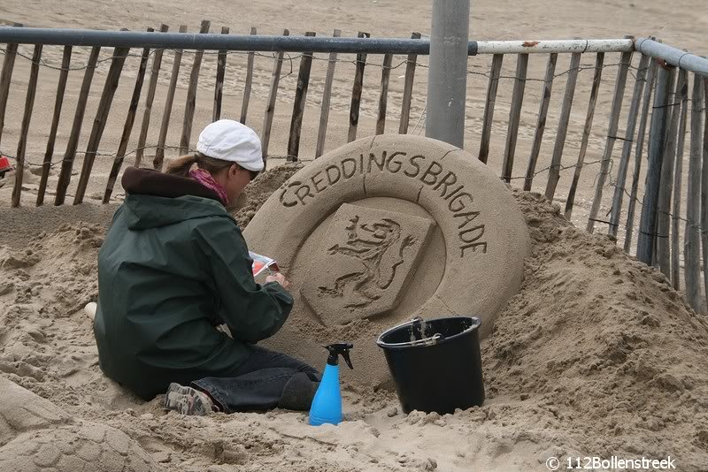 Interpolis deelt samen met de NRB 06-polsbandjes uit in Noordwijk