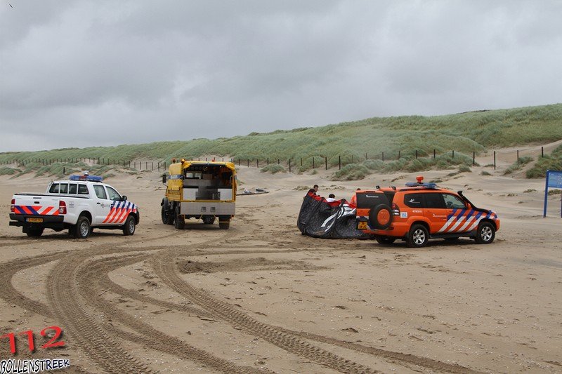 Kiter hard gevallen op strand Katwijk