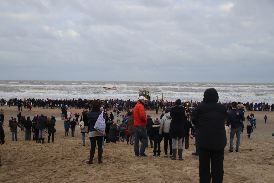 Aankomst Sinterklaas met zijn Zwarte Pieten Noordwijk