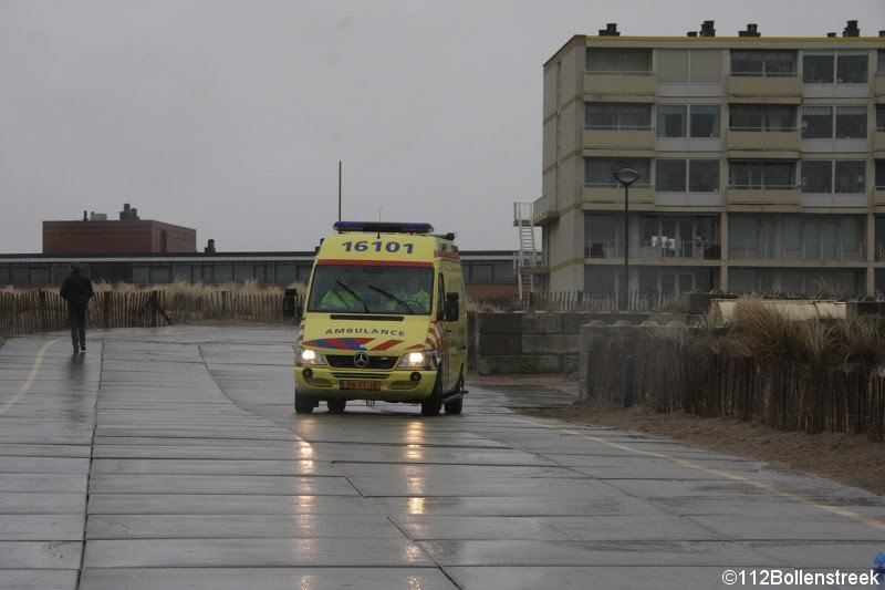 KNRM assistentie voor ambulance strand Noordwijk