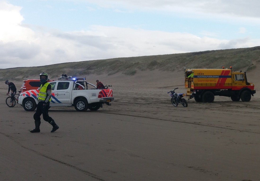 Man gewond na val op strand Katwijk