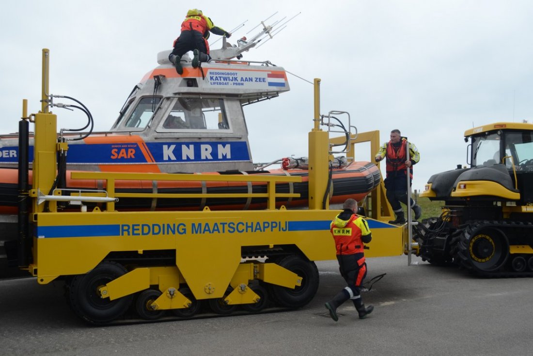 Kitesurfer in problemen Katwijk