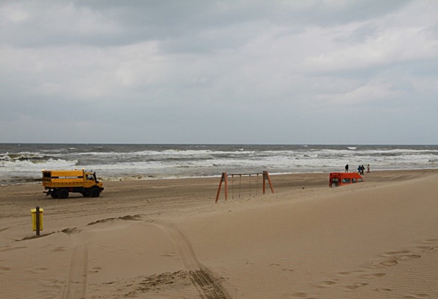 Kitesurfer in problemen Noordwijk