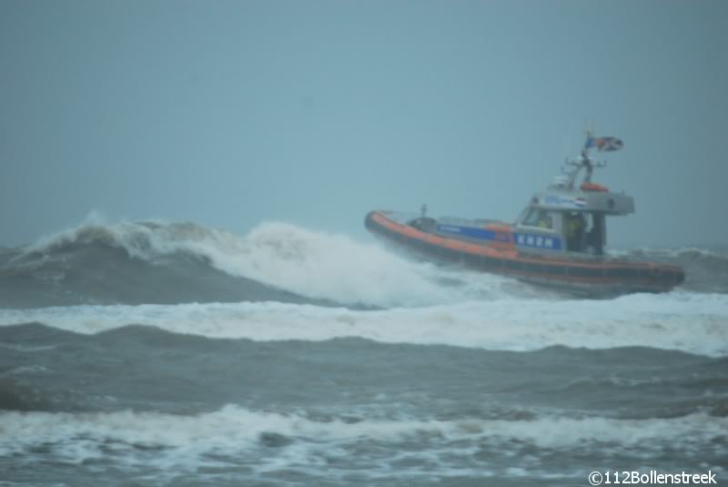 KNRM Katwijk oefent bij harde wind en hoge golven