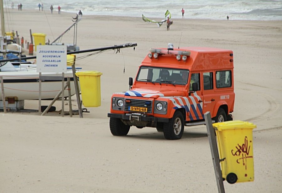 Kitesurfer in problemen Noordwijk