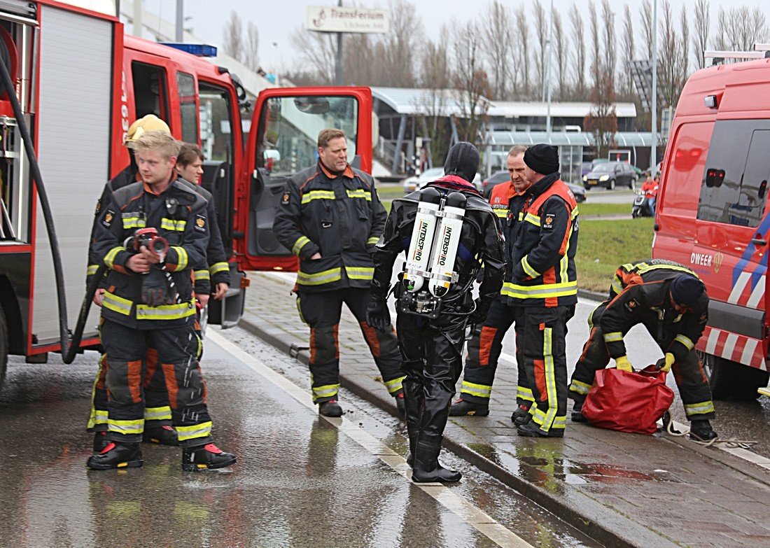 Auto te water Ir G Tjalmaweg N206 Oegstgeest