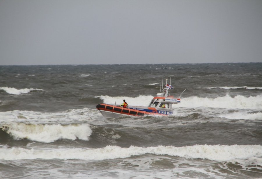 Kitesurfer in problemen Noordwijk