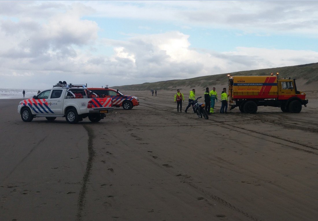 Man gewond na val op strand Katwijk