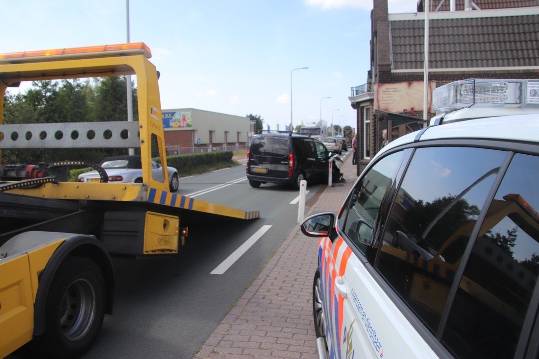 Auto klem tussen metalen afscheiding s'Gravendamseweg N443 Voorhout