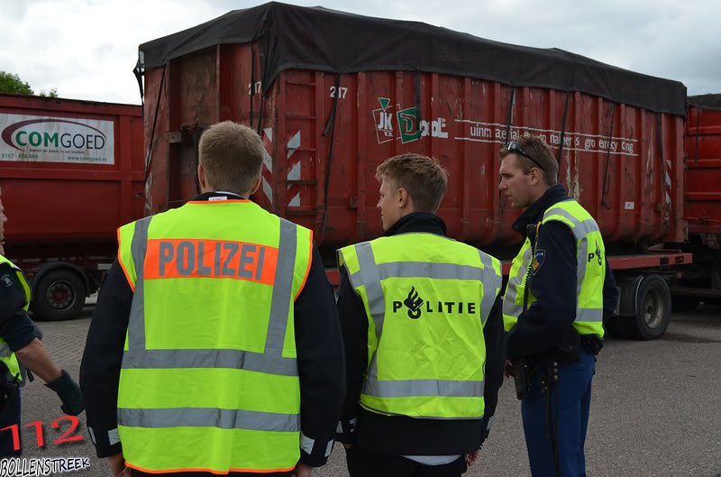 Grote vrachtwagen controle op parkeerplaats BP op de A44