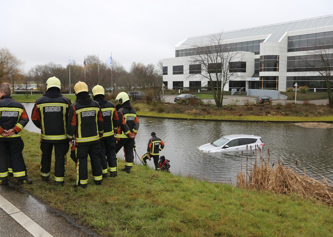 Auto te water Ir G Tjalmaweg N206 Oegstgeest