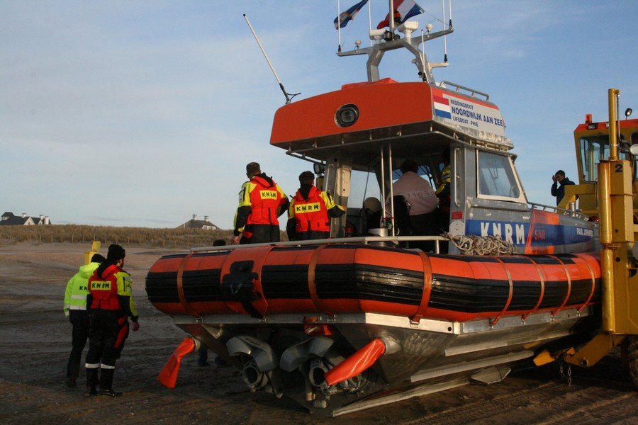 Surfer in problemen  Katwijk