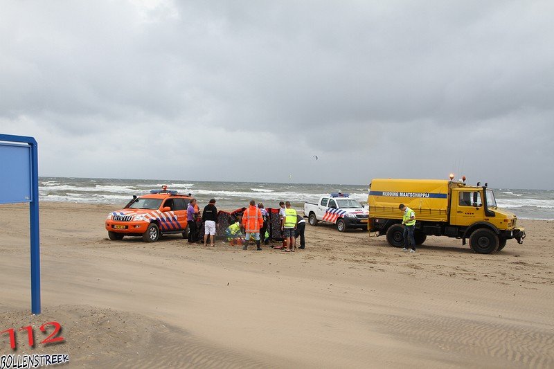 Kiter hard gevallen op strand Katwijk