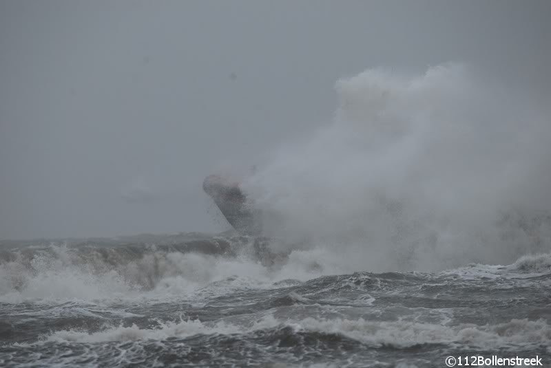 KNRM Katwijk oefent bij harde wind en hoge golven