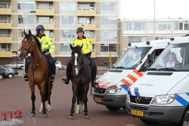 NRB en KNRM assisteren bij aankomst André Kuipers strand Noordwijk