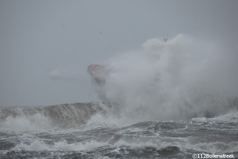 KNRM Katwijk oefent bij harde wind en hoge golven