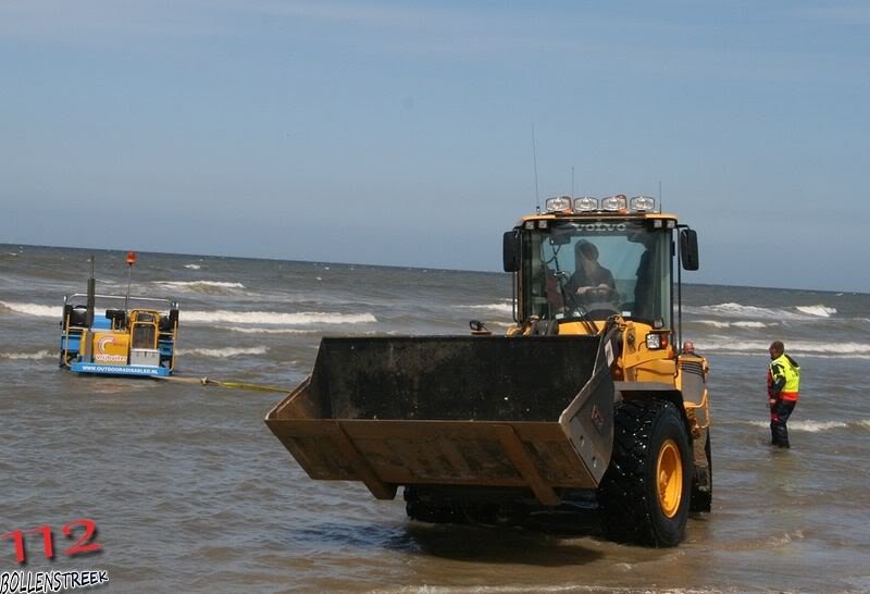 Inzet  NRB en KNRM  voor vastgelopen rupsvoertuig Langevelderslag Noordwijk