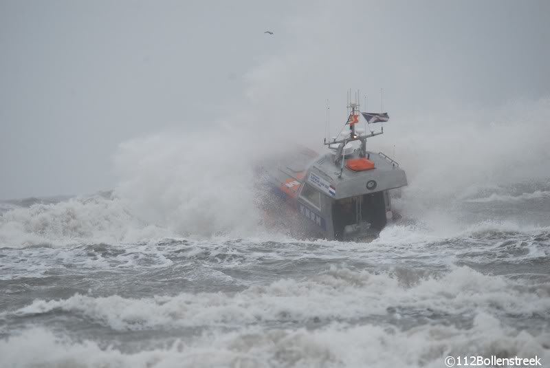 KNRM Katwijk oefent bij harde wind en hoge golven