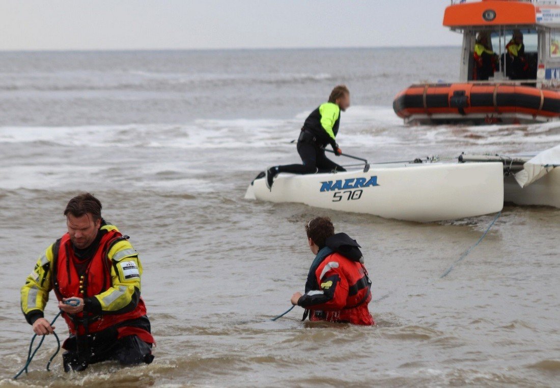 Inzet KNRM Noordwijk voor een catamaran met gebroken mast