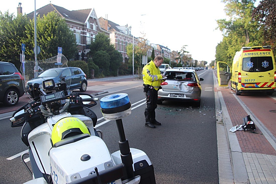 Scooter duikt in kofferbak auto Weeresteinstraat Hillegom