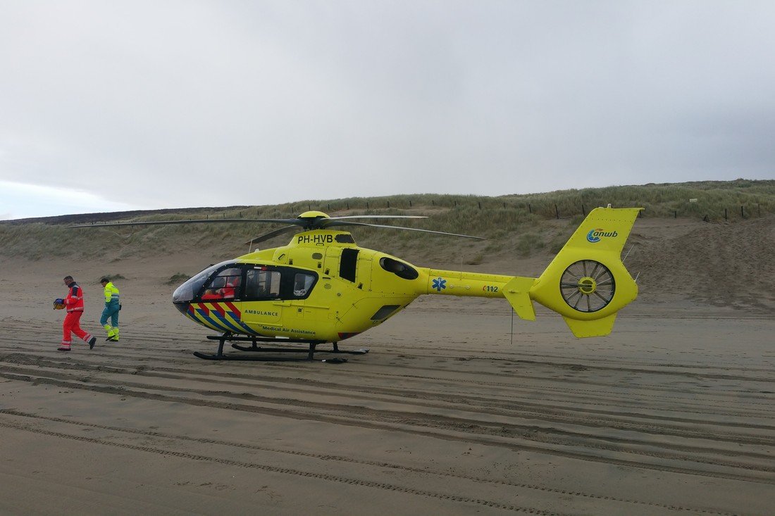 Man gewond na val op strand Katwijk