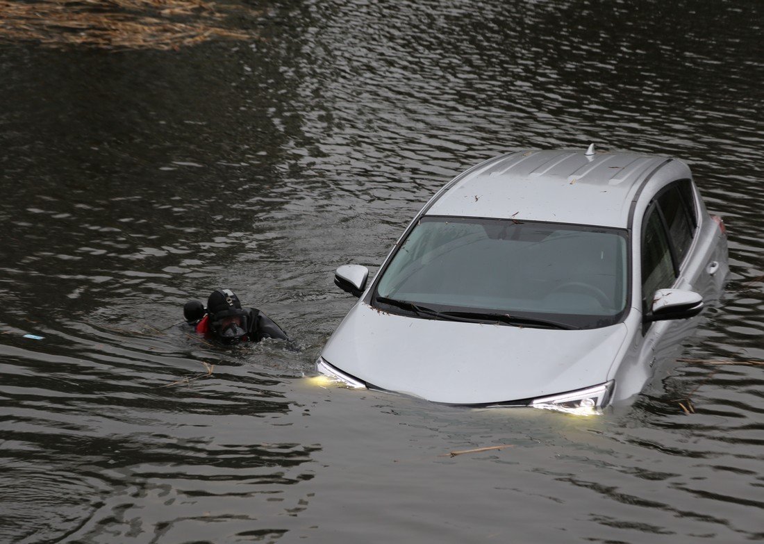 Auto te water Ir G Tjalmaweg N206 Oegstgeest