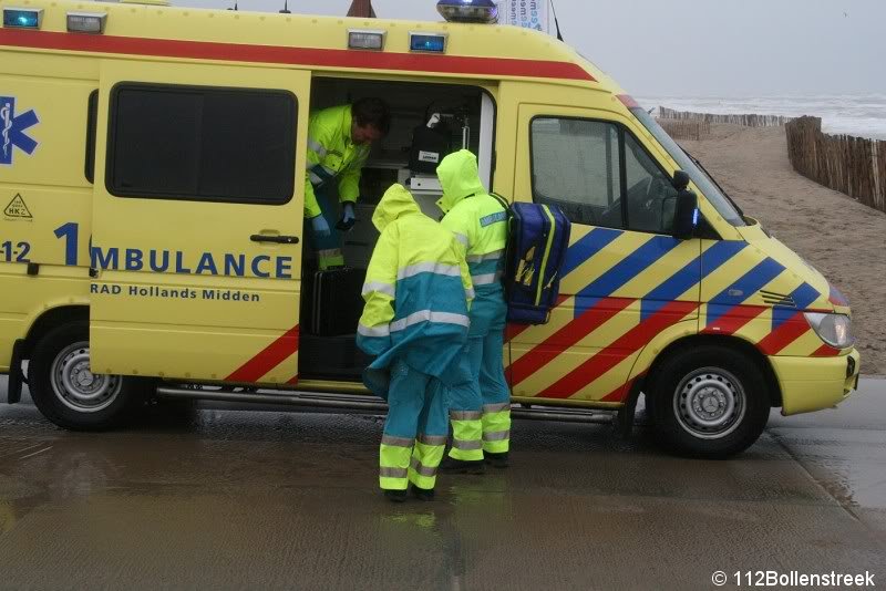 KNRM assistentie voor ambulance strand Noordwijk