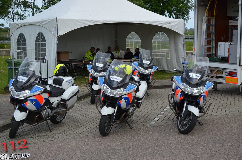 Grote vrachtwagen controle op parkeerplaats BP op de A44